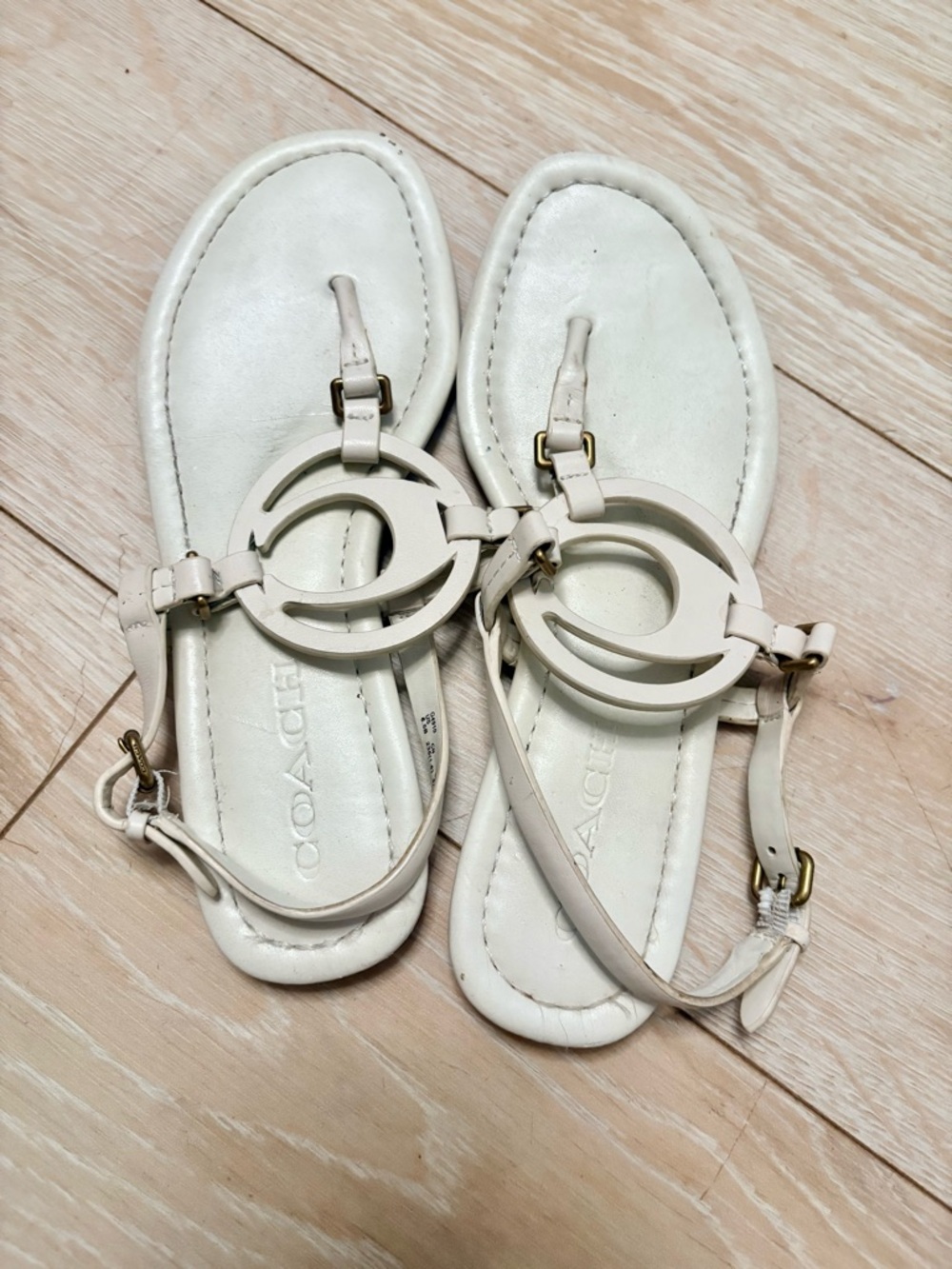 Coach White Leather Thong Sandals w/ Signature C Logo Medallion Size 6.5